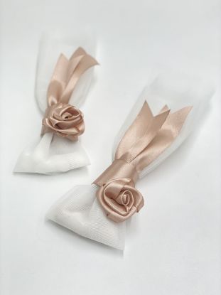 μπομπονιέρα γάμου από τούλι με χειροποίητο σατέν λουλούδι