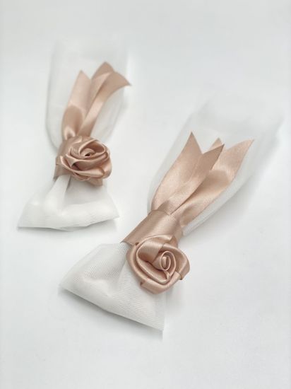 μπομπονιέρα γάμου από τούλι με χειροποίητο σατέν λουλούδι