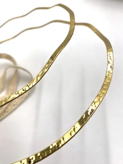 Χρυσά στέφανα από μία σφυρίλατη πλακέ βέργα