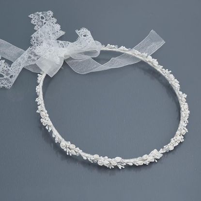 χειροποίητα πορσελάνινα στέφανα γάμου με λευκά λουλούδια , πέρλες και κορδέλες οργλαντζας και δαντέλας