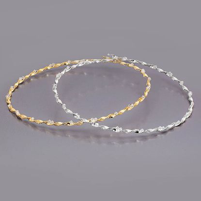 Ζευγάρι χειροποίητων στεφάνων γάμου, που μπορεί να διατεθεί σε  ασημί και  σε χρυσή απόχρωση, με στριφτό, σαγρέ μεταλλικό σκελετό και  κρύσταλλα