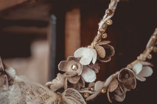 Στέφανα γάμου με χειροποίητα μεταξωτά λουλούδια, λινάτσα και δαντέλα