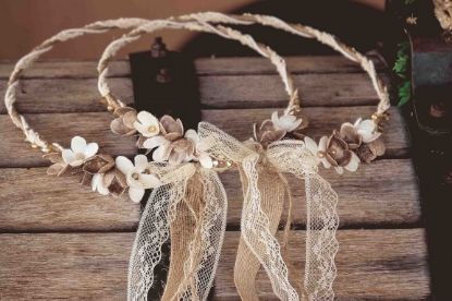 Στέφανα γάμου με χειροποίητα μεταξωτά λουλούδια, λινάτσα και δαντέλα