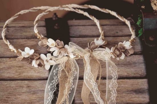 Στέφανα γάμου με χειροποίητα μεταξωτά λουλούδια, λινάτσα και δαντέλα