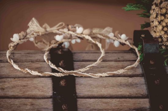 Στέφανα γάμου με χειροποίητα μεταξωτά λουλούδια, λινάτσα και δαντέλα