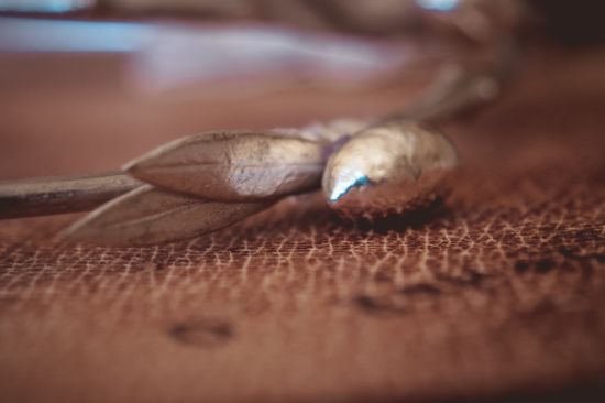 Στέφανα γάμου ελιάς επαργυρωμένα με διακόσμηση από επάργυρα φύλλα και επάργυρη ελιά