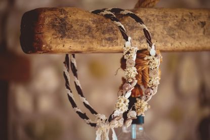 Ξύλινα στέφανα γάμου με μικρά αποξηραμένα λουλουδάκια