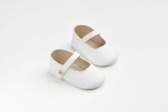 Εικόνα της K600A - Μπαλαρίνα αγκαλιάς σε λευκό τεχνόδερμα με διακοσμητικό στρας