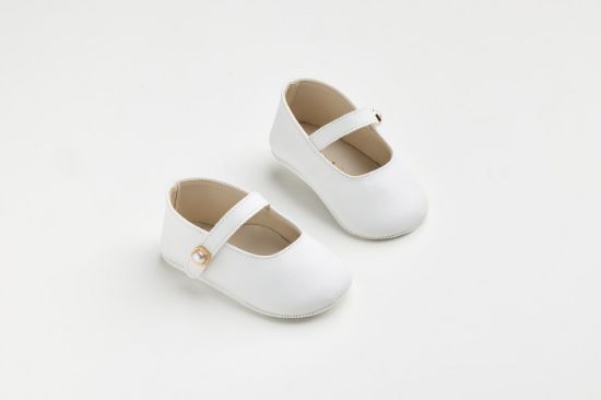 Εικόνα της K601A - Μπαλαρίνα αγκαλιάς σε λευκό τεχνόδερμα με διακοσμητική πέρλα