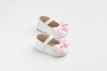 Εικόνα της K603A - Μπαλαρίνα αγκαλιάς σε λευκό τεχνόδερμα με χειροποίητο ροζ γκρο φιόγκο