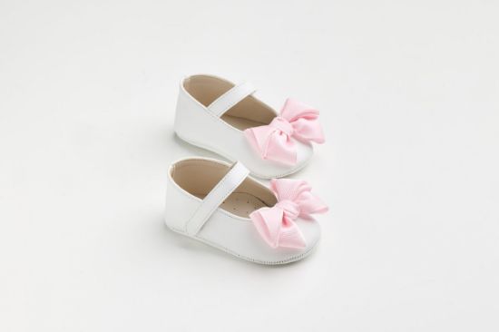 Εικόνα της K603A - Μπαλαρίνα αγκαλιάς σε λευκό τεχνόδερμα με χειροποίητο ροζ γκρο φιόγκο