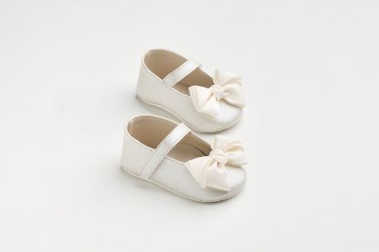 Εικόνα της K603E - Μπαλαρίνα αγκαλιάς σε εκρού τεχνόδερμα με χειροποίητο εκρού γκρο φιόγκο