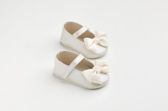 Εικόνα της K603E - Μπαλαρίνα αγκαλιάς σε εκρού τεχνόδερμα με χειροποίητο εκρού γκρο φιόγκο