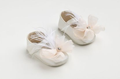 Εικόνα της K609E - Μπαλαρίνα αγκαλιάς εκρού τεχνόδερμα με χειροποίητο διακοσμητικό σε σομον και off white φτερό