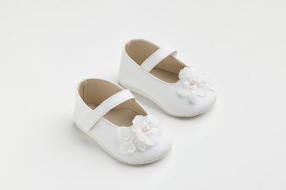 Εικόνα της K611A - Μπαλαρίνα αγκαλιάς σε λευκό τεχνόδερμα με χειροποίητο διακοσμητικό λουλούδι