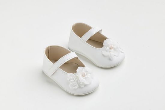 Εικόνα της K611A - Μπαλαρίνα αγκαλιάς σε λευκό τεχνόδερμα με χειροποίητο διακοσμητικό λουλούδι