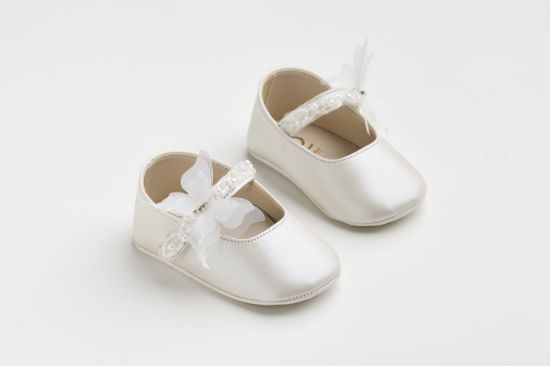 Εικόνα της K612E - Μπαλαρίνα αγκαλιάς σε εκρού τεχνόδερμα με χάντρες, πέρλες και off white πεταλούδα με στρας