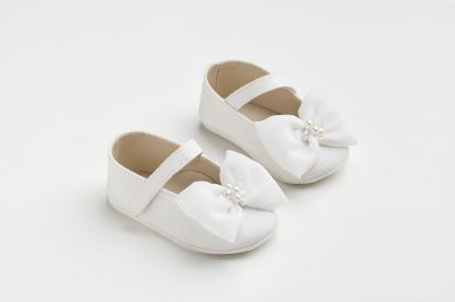 Εικόνα της K615A - Μπαλαρίνα αγκαλιάς σε συνθετικό λευκό καστόρ με χειροποίητο φιόγκο από μουσελίνα