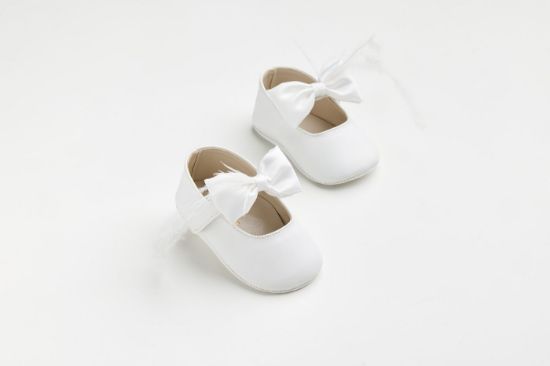 Εικόνα της K616A - Μπαλαρίνα αγκαλιάς σε λευκό τεχνόδερμα με χειροποίητο φιόγκο και φτερά