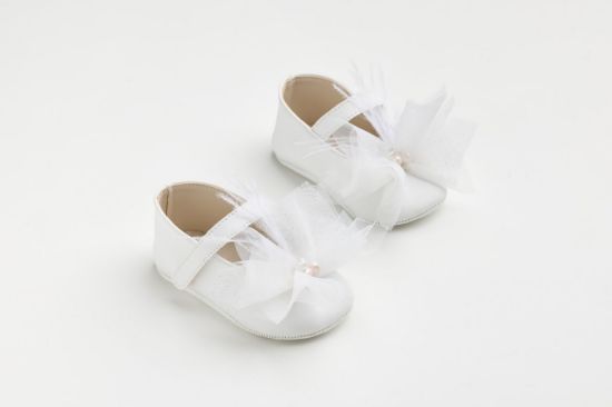 Εικόνα της K617A - Μπαλαρίνα αγκαλιάς σε λευκό τεχνόδερμα με χειροποίητο διακοσμητικό από λευκό γκλιτερ τουλι και φτερά