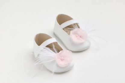 Εικόνα της K618A - Μπαλαρίνα αγκαλιάς σε λευκό τεχνόδερμα με χειροποίητο ροζ λουλούδι και φτερά