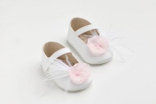 Εικόνα της K618A - Μπαλαρίνα αγκαλιάς σε λευκό τεχνόδερμα με χειροποίητο ροζ λουλούδι και φτερά