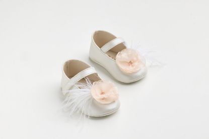 Εικόνα της K618B - Μπαλαρίνα αγκαλιάς σε εκρού τεχνόδερμα με χειροποίητο σομον λουλούδι και φτερά