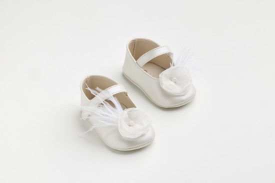 Εικόνα της K618E - Μπαλαρίνα αγκαλιάς σε εκρού τεχνόδερμα με χειροποίητο off white λουλούδι και φτερά