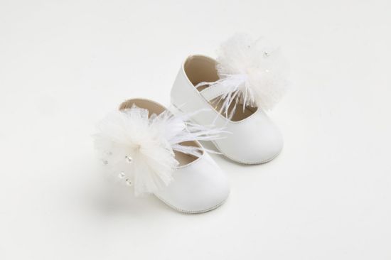 Εικόνα της K619A - Μπαλαρίνα αγκαλιάς σε λευκό τεχνόδερμα με χειροποίητο διακοσμητικό από off white πουα τούλι πέρλες και φτερά