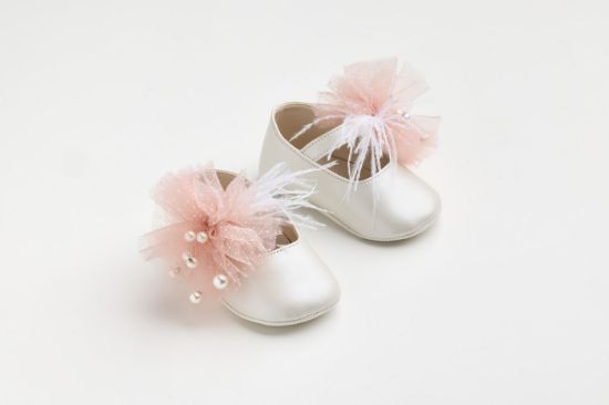 Εικόνα της K619E - Μπαλαρίνα αγκαλιάς σε εκρού τεχνόδερμα με χειροποίητο διακοσμητικό από σάπιο μήλο πουα τούλι πέρλες και φτερά