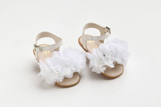 Εικόνα της K623E - Σανδάλι για τα πρώτα βήματα σε εκρού δέρμα και χειροποίητο off white διακοσμητικό