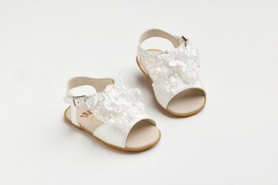 Εικόνα της K624A - Σανδάλι για τα πρώτα βήματα σε off white γκλιτερ και χειροποίητο off white διακοσμητικό με παγιέτες και λουλούδι