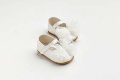 Εικόνα της K629E - Μπαλαρίνα για τα πρώτα βήματα σε εκρού τεχνόδερμα με χειροποίητο φιόγκο από εκρού πουά πλισέ τούλι