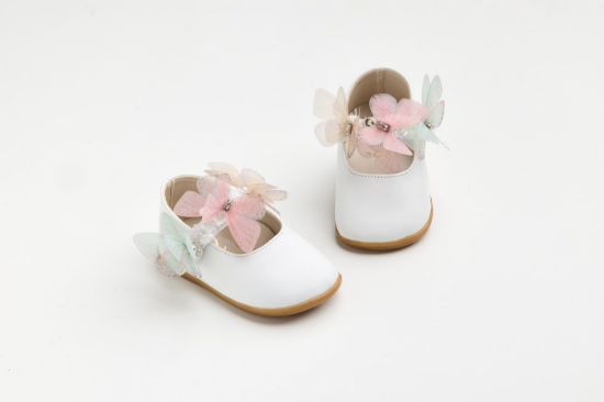 Εικόνα της K633A - Μπαλαρίνα για τα πρώτα βήματα σε λευκό τεχνόδερμα διακοσμημένο με χάντρες, πεταλούδες και στρας