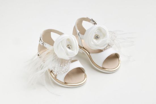Εικόνα της KE12 - Σανδάλι περπατήματος σε λευκό δέρμα με χειροποίητο διακοσμητικό λουλούδι με στρας, τούλι κεντητό με παγιέτες και φτερά