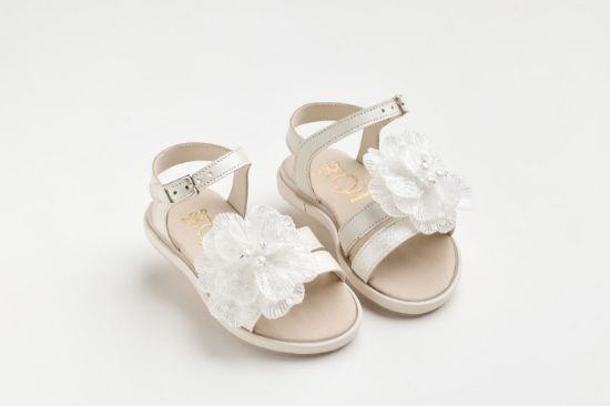 Εικόνα της K643A - Σανδάλι περπατήματος σε εκρού δέρμα και off white γκλιτερ με λουλούδι κεντημένο με παγιέτες