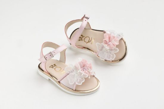 Εικόνα της K645E - Σανδάλι περπατήματος σε εκρού δέρμα και διαφάνεια με χειροποίητα λουλούδια σε off white και σάπιο μήλο