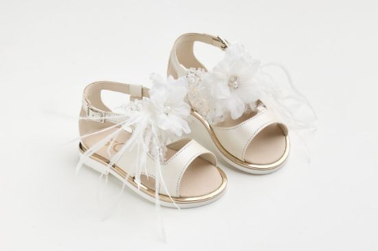 Εικόνα της K648E - Σανδάλι περπατήματος σε εκρού δέρμα με χειροποιητο off white διακοσμητικό κεντημένο με παγιέτες και φτερά