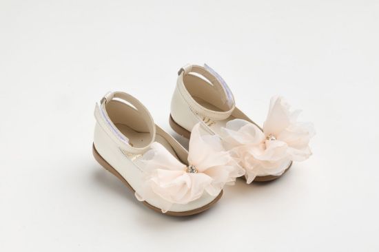 Εικόνα της K6125E - Μπαλαρίνα περπατήματος σε εκρού δέρμα με χειροποίητο διακοσμητικό από σομον μουσελίνα και στρας