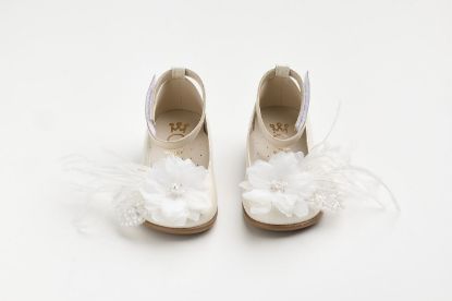 Εικόνα της K6126E - Μπαλαρίνα περπατήματος σε εκρού δέρμα με χειροποίητο διακοσμητικό με κεντημένες χάντρες, λουλούδι και φτερά