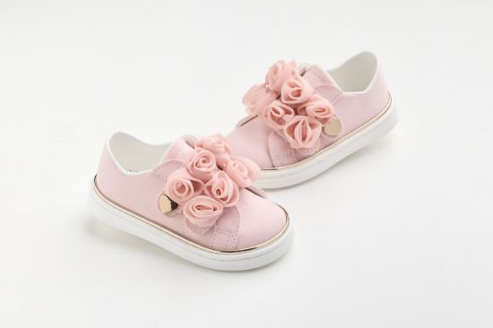 Εικόνα της K6129P - Sneaker περπατήματος σε ροζ συνθετικό καστορ με χειροποίητα ροζ τριαντάφυλλα από μουσελίνα