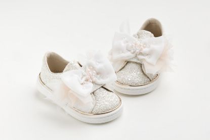 Εικόνα της K6130A - Sneaker περπατήματος σε off white ματ γκλιτερ με χειροποίητο off white φιόγκο από μουσελίνα