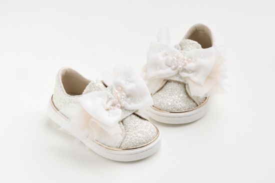 Εικόνα της K6130A - Sneaker περπατήματος σε off white ματ γκλιτερ με χειροποίητο off white φιόγκο από μουσελίνα