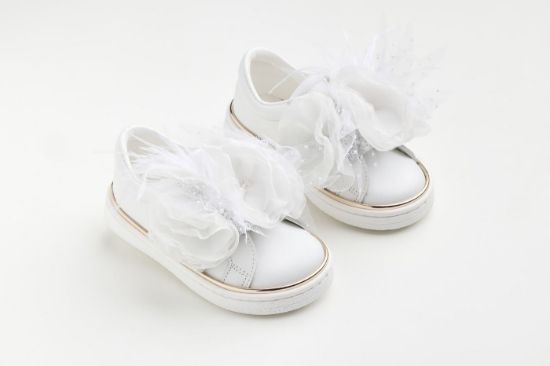 Εικόνα της K6131A - Sneaker περπατήματος σε λευκό δέρμα με χειροποίητο διακοσμητικό από μουσελίνα γκλιτερ τούλι και φτερά