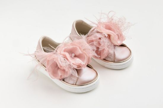 Εικόνα της K6131P - Sneaker περπατήματος σε dusty pink δέρμα με χειροποίητο διακοσμητικό από μουσελίνα γκλιτερ τούλι και φτερά