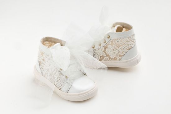Εικόνα της K6134A - Μποτάκι περπατήματος σε λευκό δέρμα και δαντέλα με στρασακια