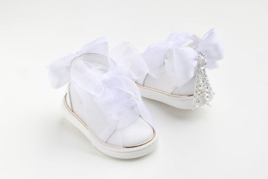 Εικόνα της K6136A - Μποτάκι περπατήματος σε λευκό δέρμα και διαφάνεια, διακοσμημένο με χειροποίητο σατέν φιόγκο και παγιέτες