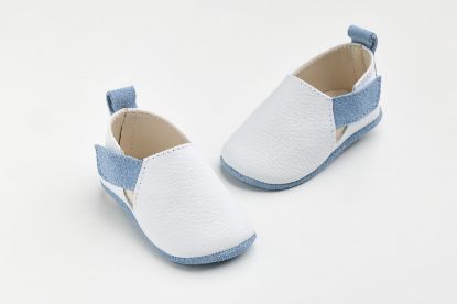 Εικόνα της A600P - παπουτσάκι αγκαλιάς σε λευκό δέρμα και γαλάζιο καστόρ, κλείσιμο με Velcro