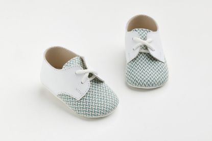 Εικόνα της A602B - παπουτσάκι αγκαλιάς σε λευκό λείο δέρμα και ύφασμα με aqua μοτίβο