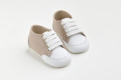 Εικόνα της A606A - παπουτσάκι αγκαλιάς σε λευκό λείο δέρμα και μπεζ ύφασμα